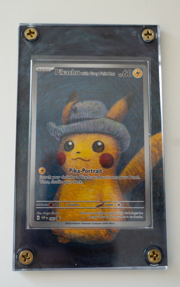 Pikachu with Grey Felt Hat - Art Display met kaart - Afbeelding 2